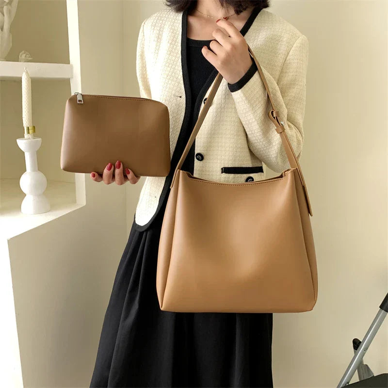 Sac hobo en simili cuir avec pochette assortie