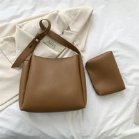 Sac hobo en simili cuir avec pochette assortie