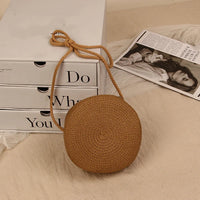 Petit sac rond en paille à bandoulière en corde