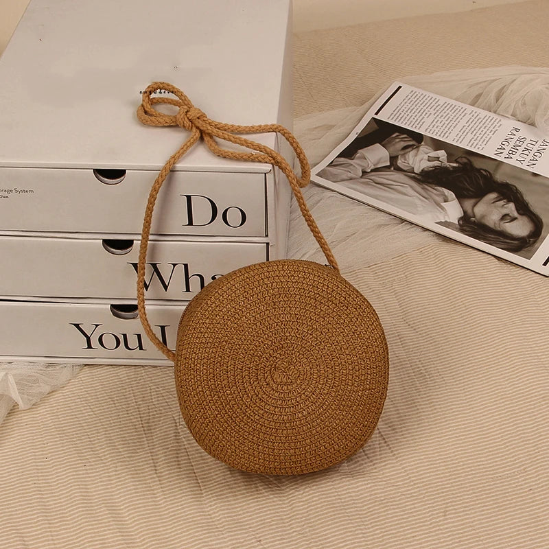 Petit sac rond en paille à bandoulière en corde
