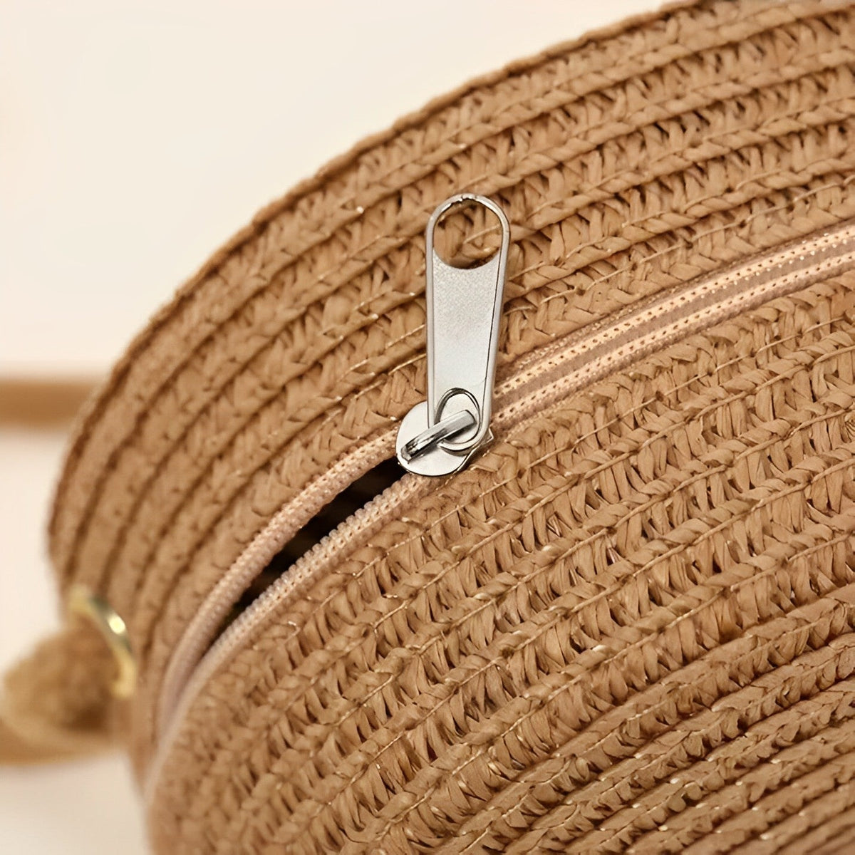 Petit sac rond en paille à bandoulière en corde