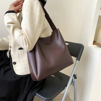 Sac hobo en simili cuir avec pochette assortie