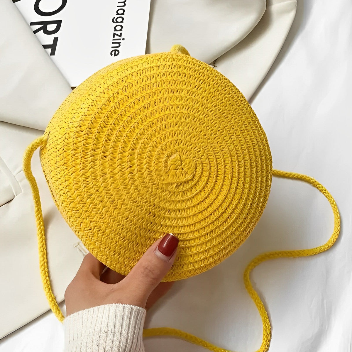 Petit sac rond en paille à bandoulière en corde