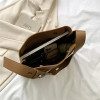 Sac hobo en simili cuir avec pochette assortie