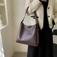Sac hobo en simili cuir avec pochette assortie