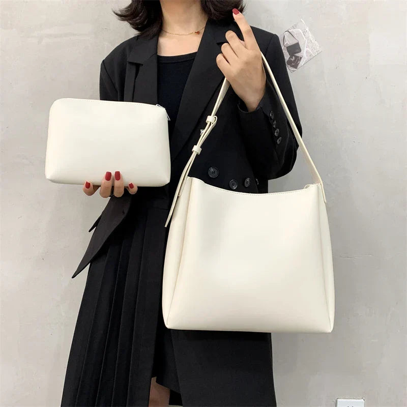 Sac hobo en simili cuir avec pochette assortie