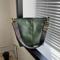 Sac bandoulière en simili cuir à sangle en tissu