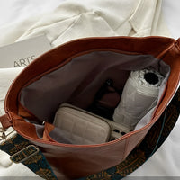 Sac bandoulière en simili cuir à sangle en tissu