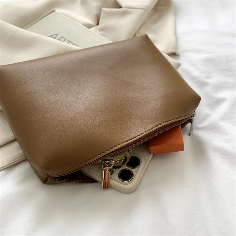 Sac hobo en simili cuir avec pochette assortie