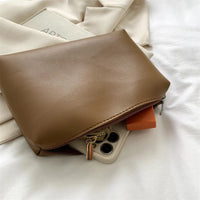 Sac hobo en simili cuir avec pochette assortie