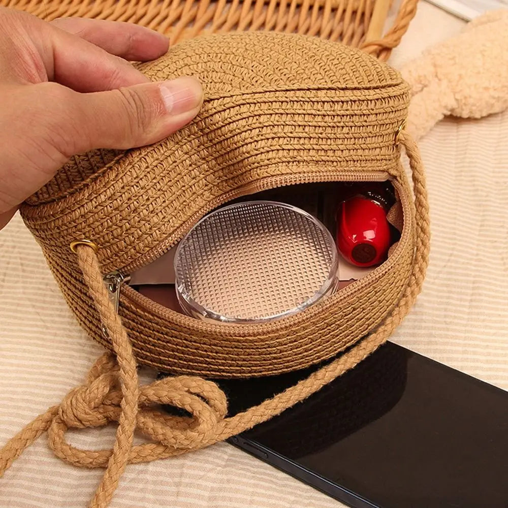 Petit sac rond en paille à bandoulière en corde