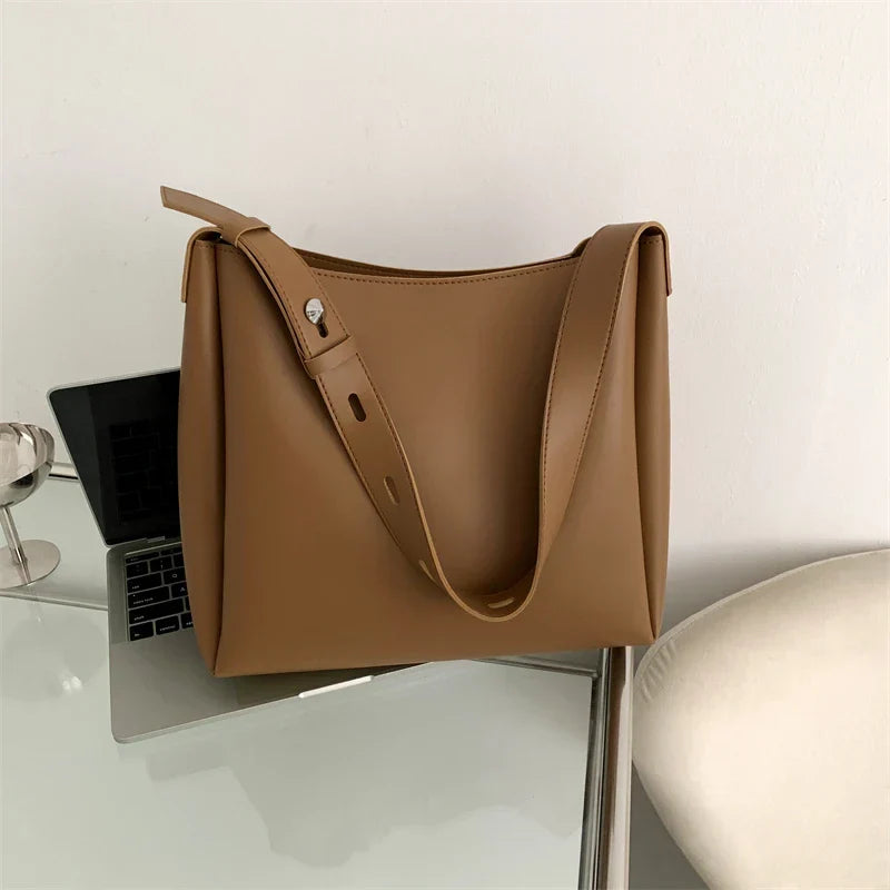 Sac hobo en simili cuir avec pochette assortie
