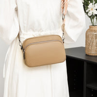 Petit sac bandoulière en simili cuir à sangle brodée
