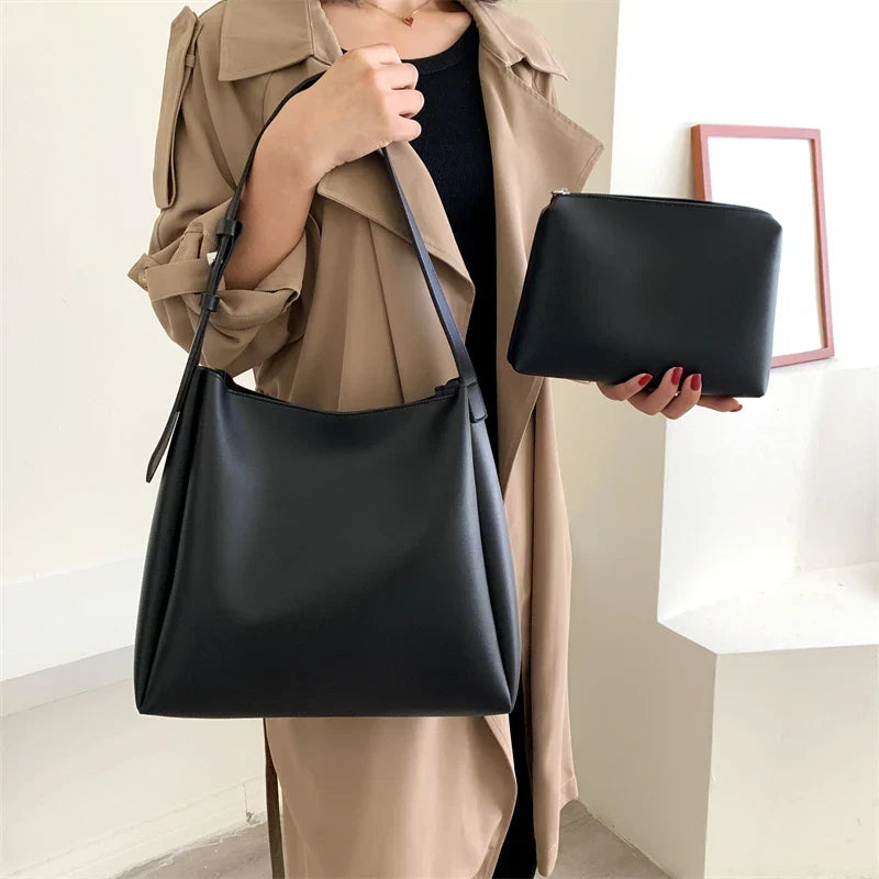 Sac hobo en simili cuir avec pochette assortie