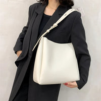 Sac hobo en simili cuir avec pochette assortie