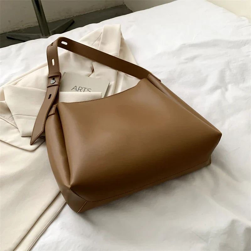 Sac hobo en simili cuir avec pochette assortie