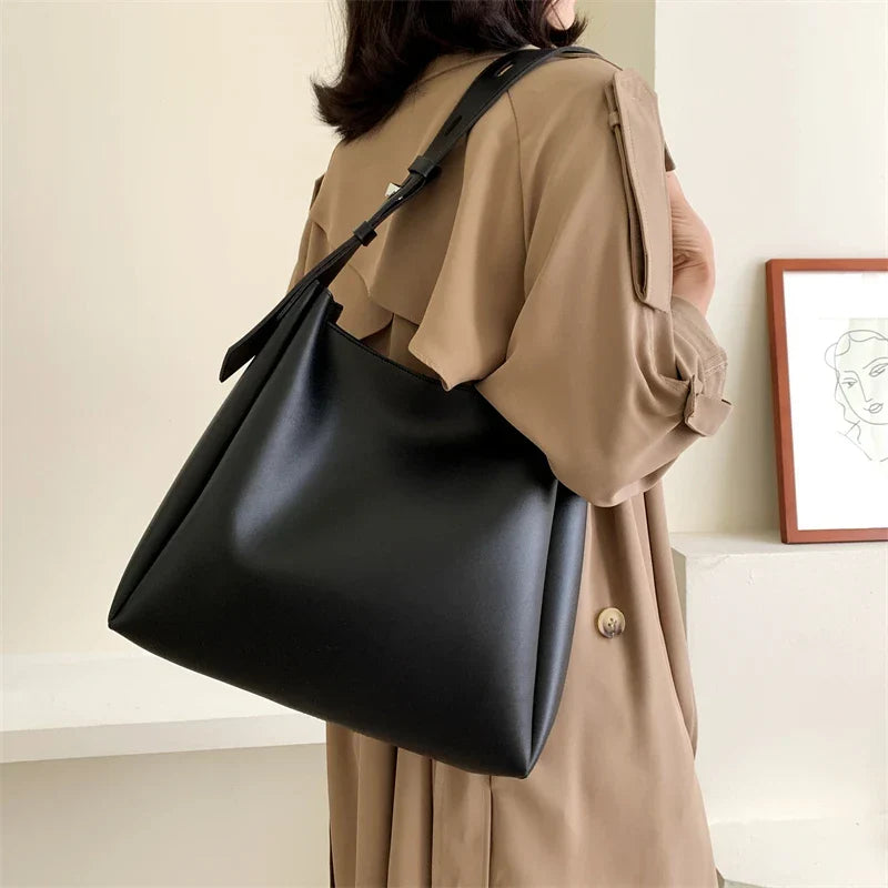 Sac hobo en simili cuir avec pochette assortie