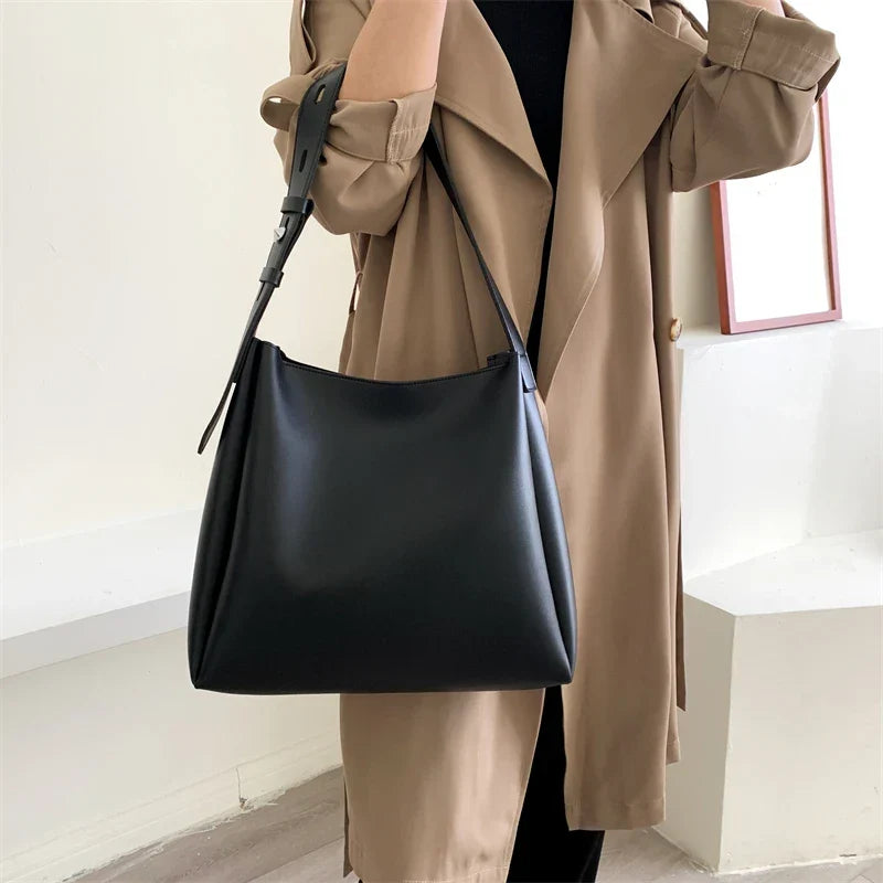 Sac hobo en simili cuir avec pochette assortie