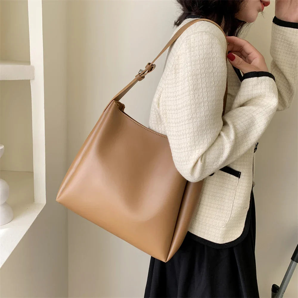 Sac hobo en simili cuir avec pochette assortie