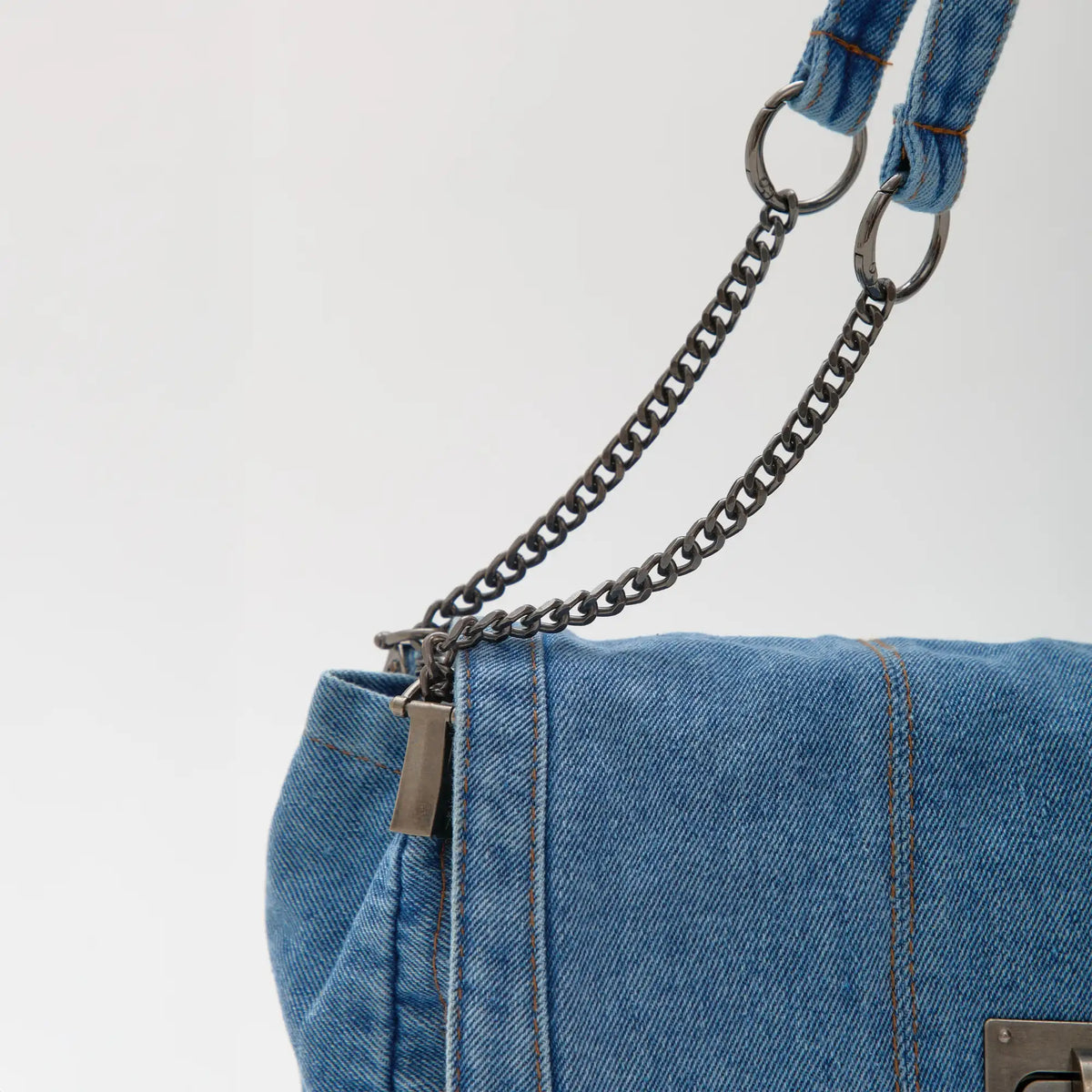 Sac à main en jean recyclé à chaînes