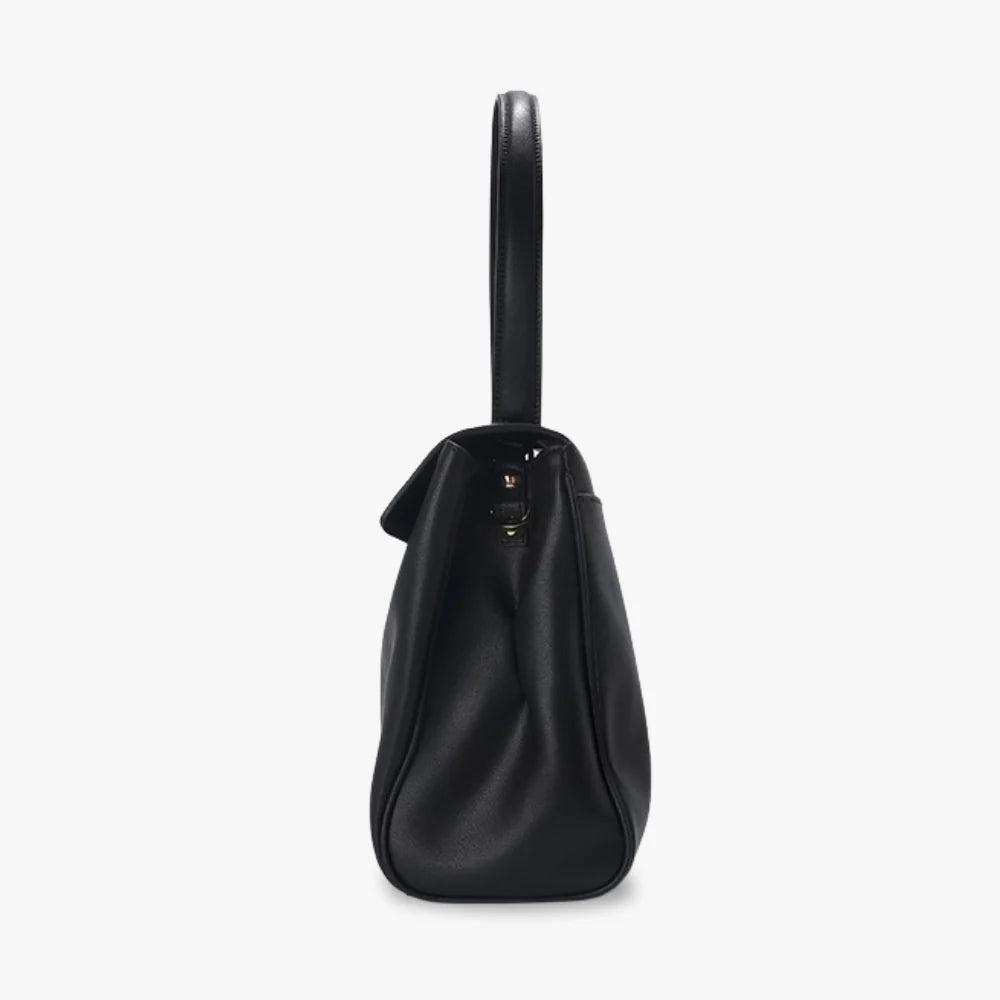 Sac à main en cuir véritable à rabat et fermoir doré