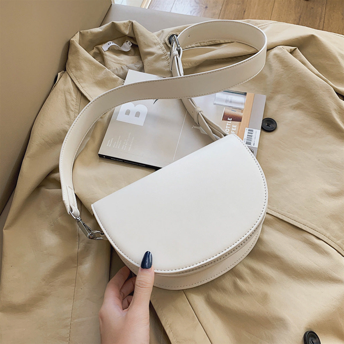 Petit sac bandoulière demi-lune en simili cuir