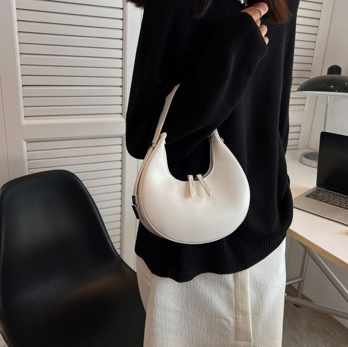 Sac demi-lune en simili cuir à bandoulière réglable