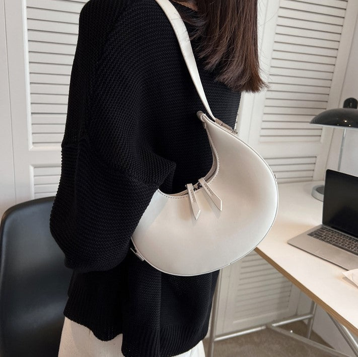 Sac demi-lune en simili cuir à bandoulière réglable