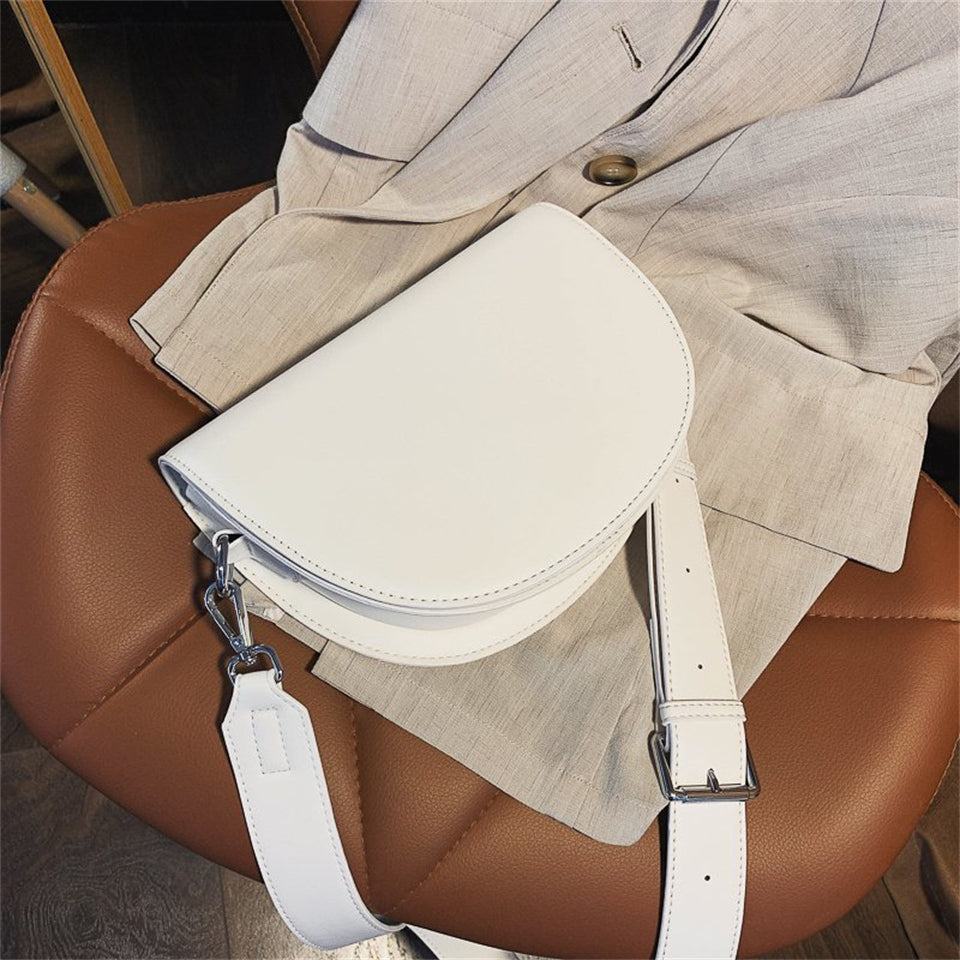 Petit sac bandoulière demi-lune en simili cuir