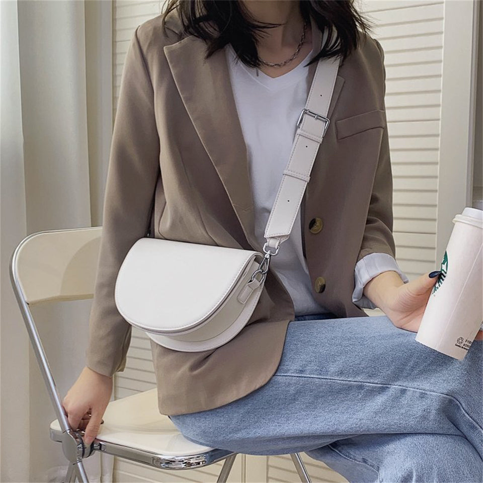 Petit sac bandoulière demi-lune en simili cuir