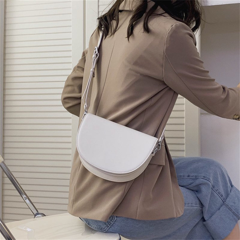 Petit sac bandoulière demi-lune en simili cuir