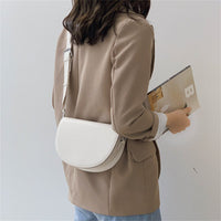 Petit sac bandoulière demi-lune en simili cuir