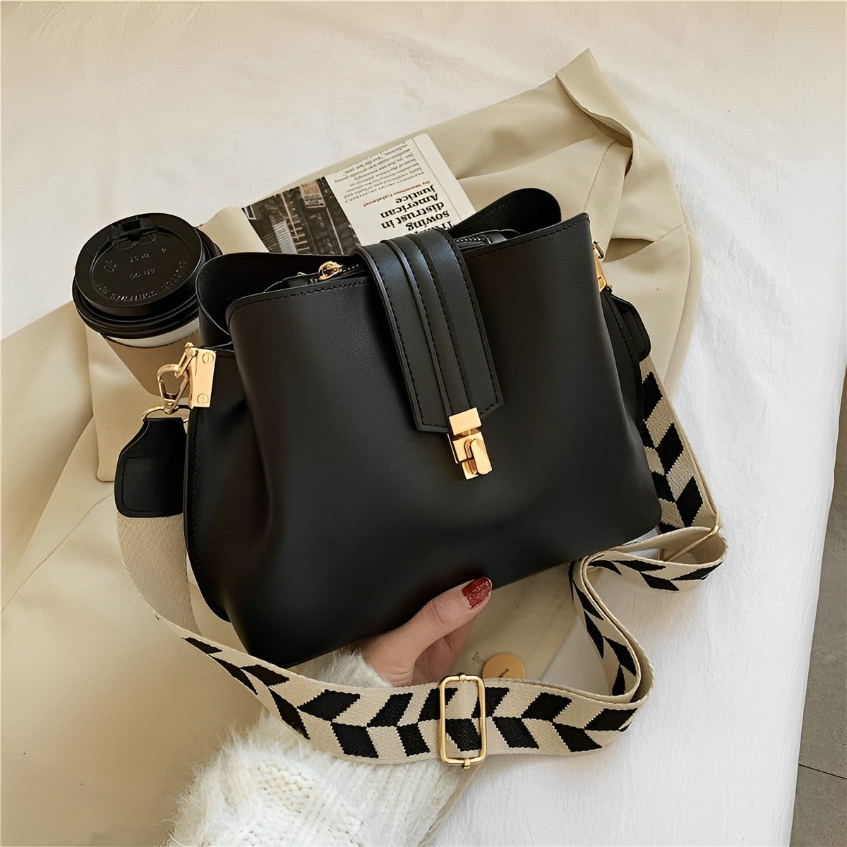 Sac bandoulière en simili cuir à fermoir métallique