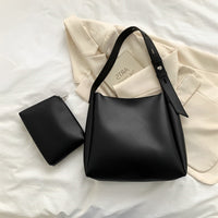 Sac hobo en simili cuir avec pochette assortie