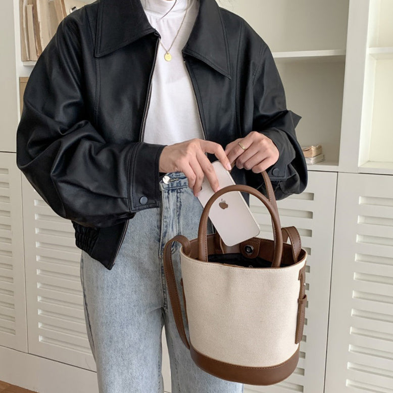 Sac seau en toile texturée à bandoulière réglable