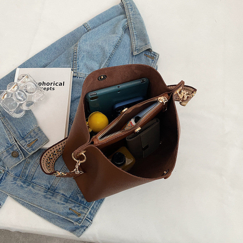 Sac seau bandoulière en simili cuir grainé