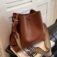 Sac seau bandoulière en simili cuir grainé