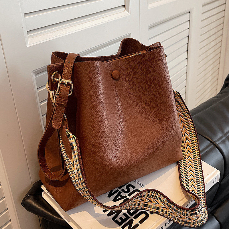 Sac seau bandoulière en simili cuir grainé