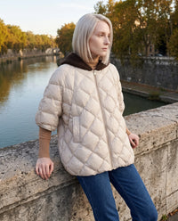 Cape matelassée à capuche tricot