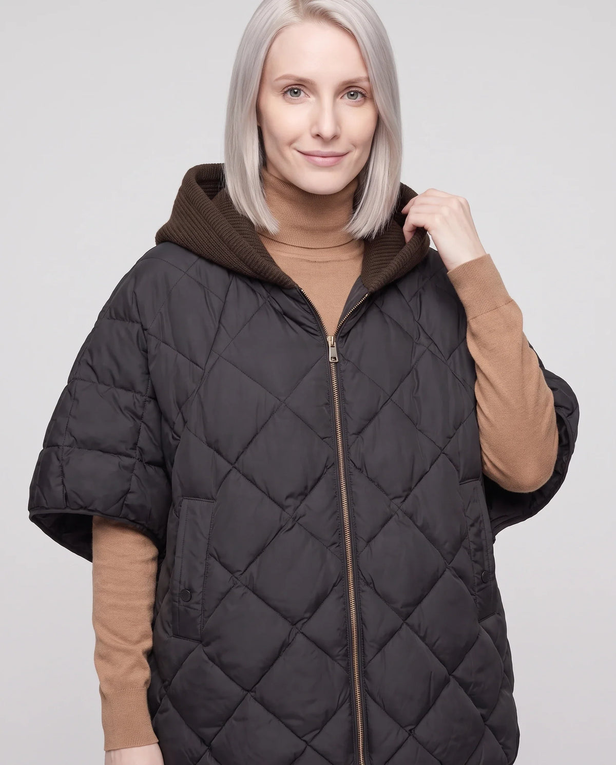 Cape matelassée à capuche tricot
