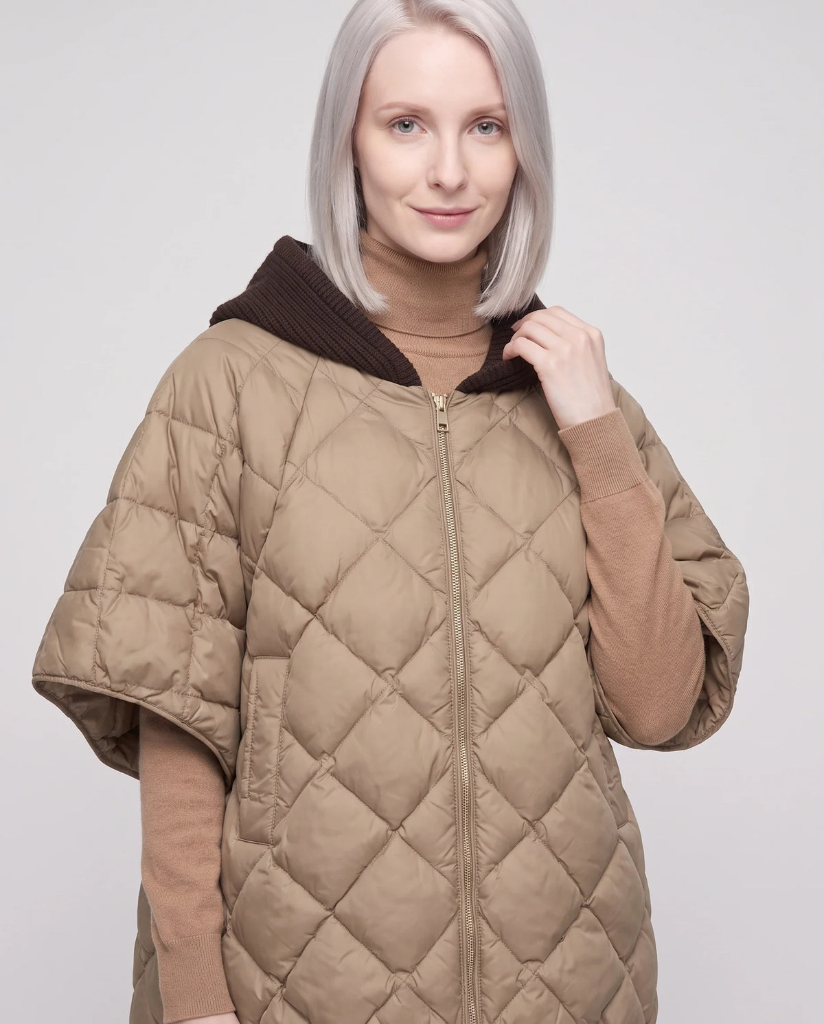 Cape matelassée à capuche tricot