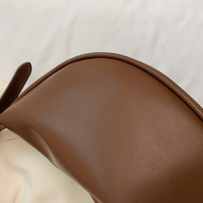 Sac demi-lune porté épaule en simili cuir lisse