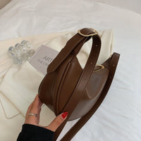 Sac demi-lune porté épaule en simili cuir lisse