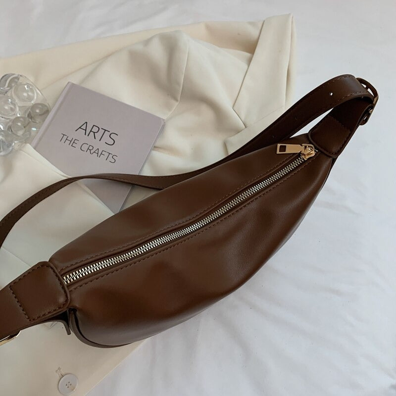 Sac demi-lune porté épaule en simili cuir lisse