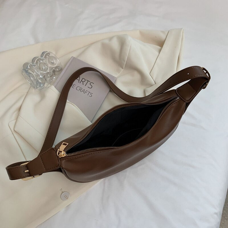 Sac demi-lune porté épaule en simili cuir lisse