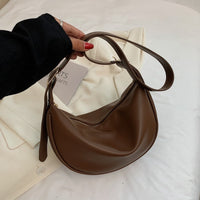 Sac demi-lune porté épaule en simili cuir lisse