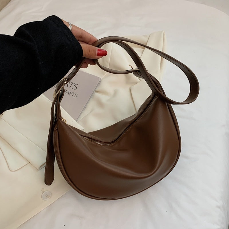 Sac demi-lune porté épaule en simili cuir lisse
