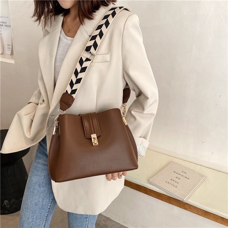 Sac bandoulière en simili cuir à fermoir métallique