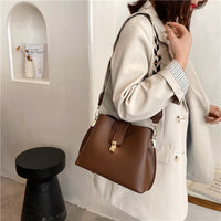 Sac bandoulière en simili cuir à fermoir métallique