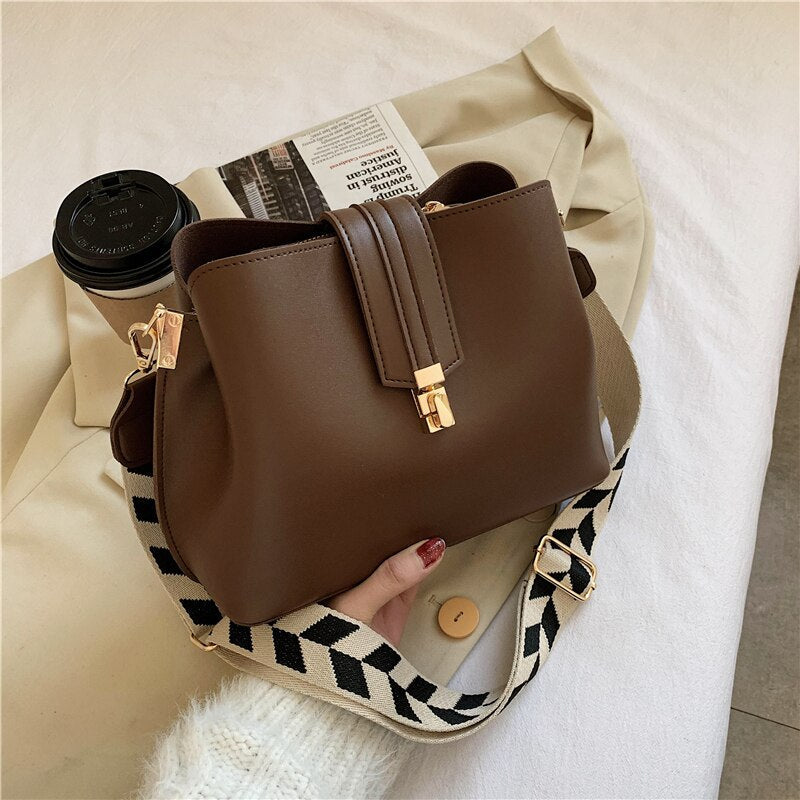 Sac bandoulière en simili cuir à fermoir métallique